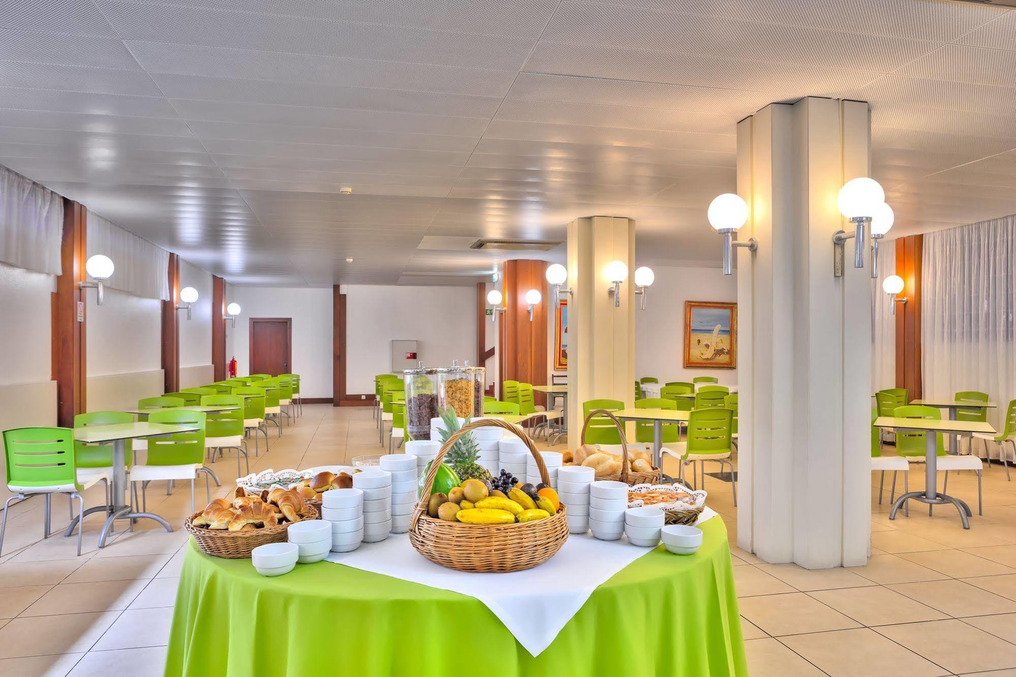 Hotel Praia Dourada Vila Baleira  Exterior photo